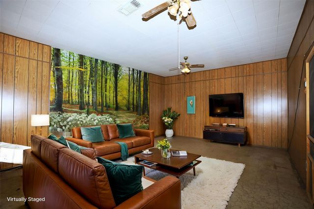 700 Wesley Drive Drive, Clute, TX 77531