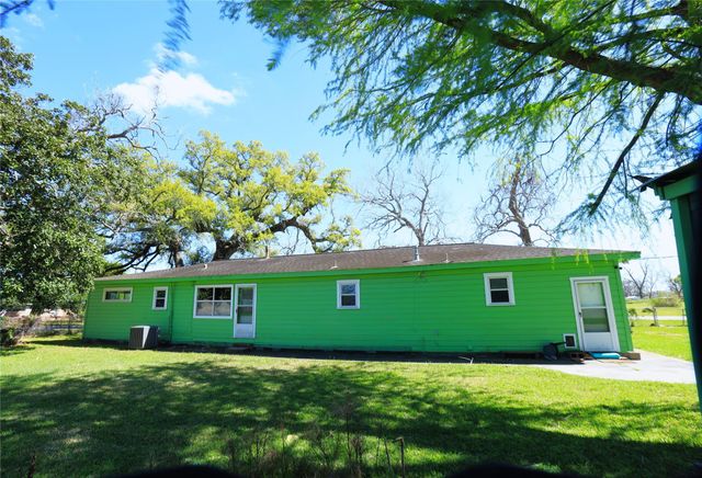 700 Wesley Drive Drive, Clute, TX 77531