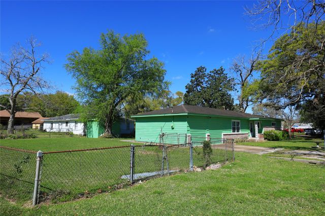 700 Wesley Drive Drive, Clute, TX 77531