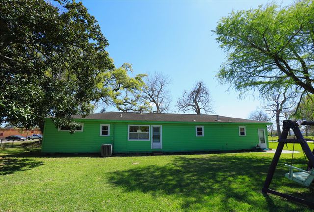 700 Wesley Drive Drive, Clute, TX 77531