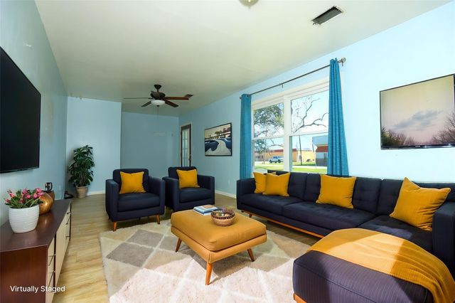 700 Wesley Drive Drive, Clute, TX 77531