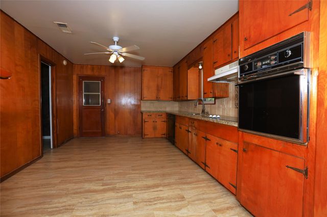 700 Wesley Drive Drive, Clute, TX 77531