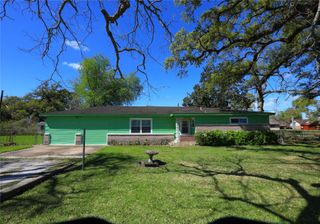 700 Wesley Drive Drive, Clute, TX 77531