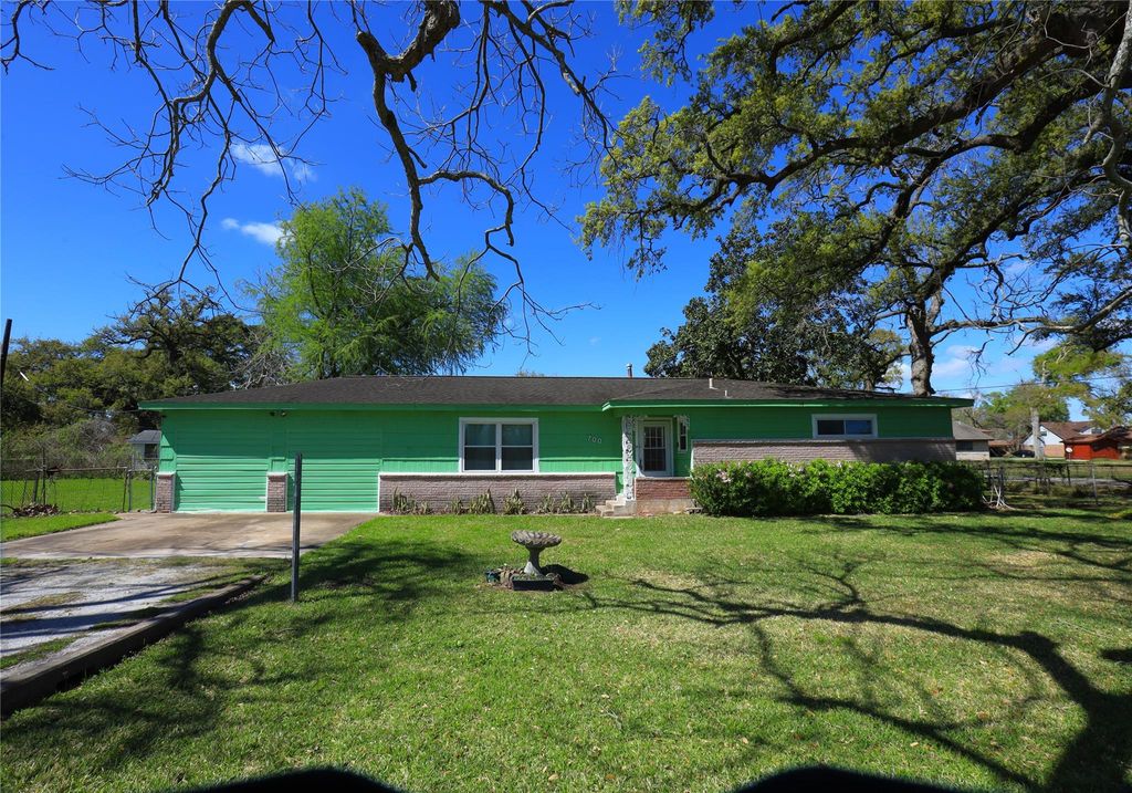 700 Wesley Drive Drive, Clute, TX 77531