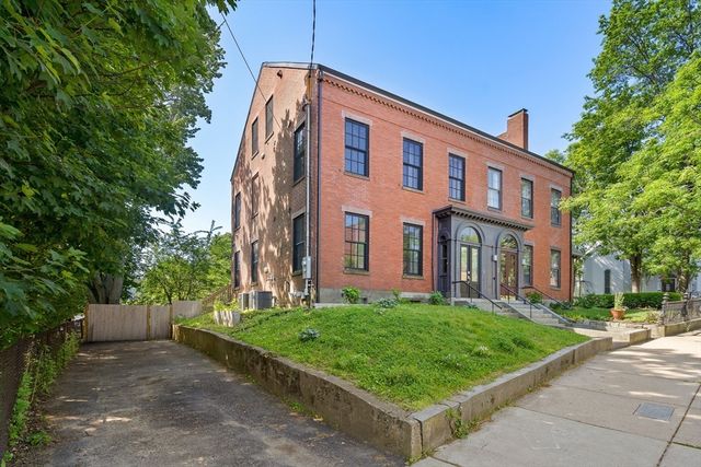 22 Kenilworth St, Boston, MA 02119