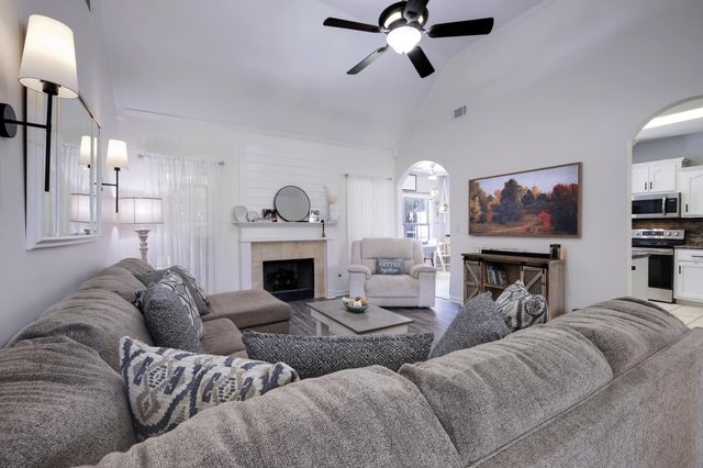 40 AUSTIN DR, Oakland, TN 38060