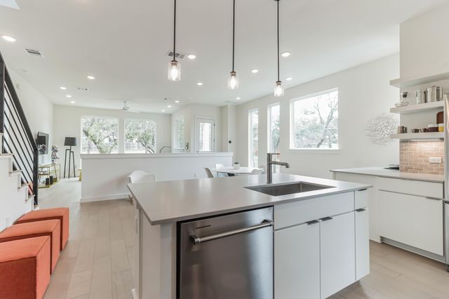 6819 Wolfcreek PASS 22, Austin, TX 78749