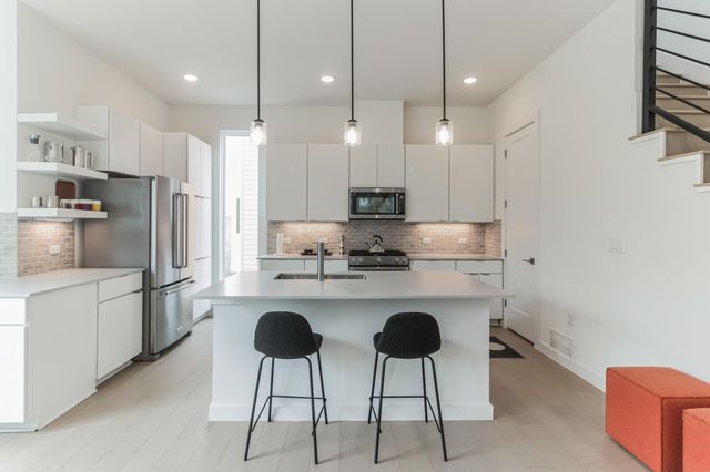 6819 Wolfcreek PASS 22, Austin, TX 78749