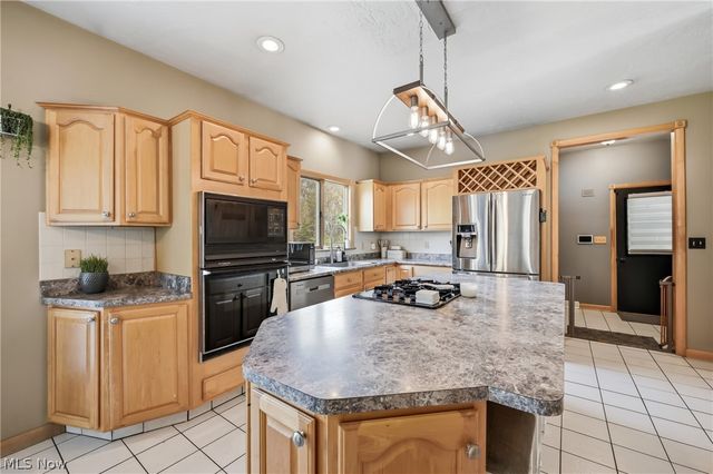 5758 Logan Arms Drive, Girard, OH 44420