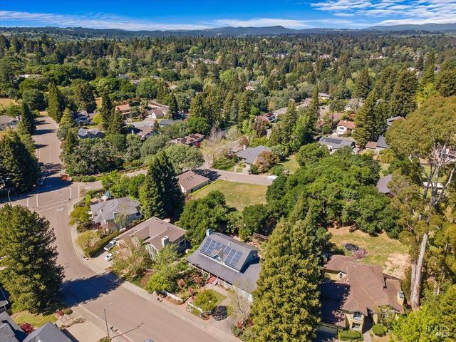 7420 Woodland Ave, Sebastopol, CA 95472