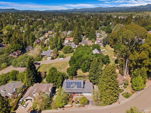7420 Woodland Ave, Sebastopol, CA 95472