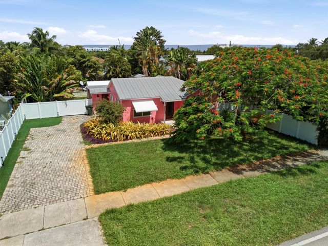 227 S SWINTON Avenue, Delray Beach, FL 33444