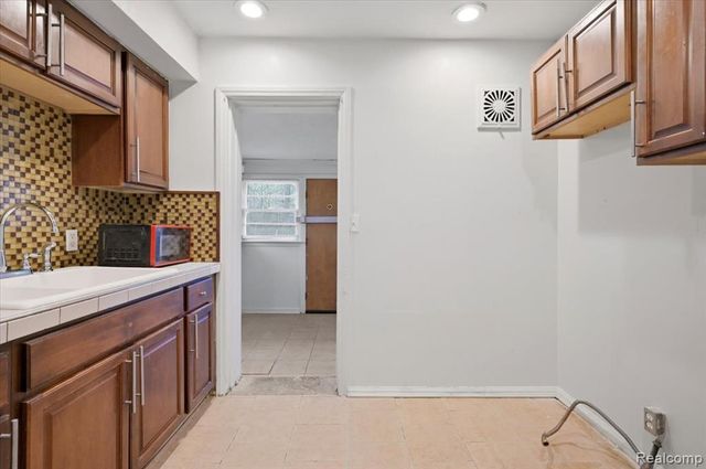 20620 Regent Drive, Detroit, MI 48205