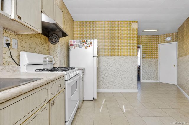 4201 Newtown Road, Astoria, NY 11103