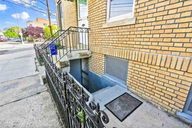 4201 Newtown Road, Astoria, NY 11103
