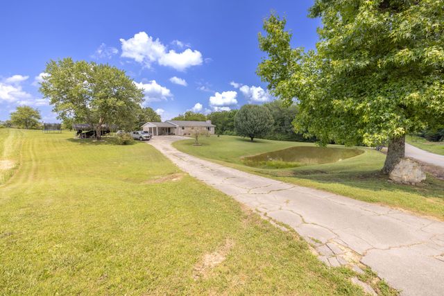 34 Dunn Rd, Leoma, TN 38468