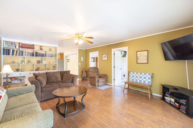34 Dunn Rd, Leoma, TN 38468