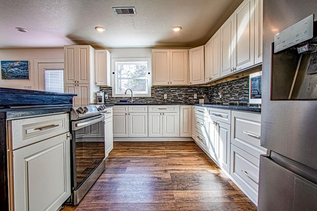 190 Artesian, Onalaska, TX 77360