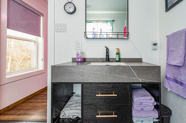 190 Artesian, Onalaska, TX 77360