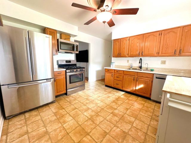 10313 W Harvest LANE, Milwaukee, WI 53225