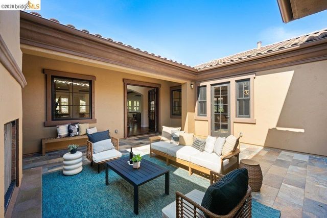 23 Stonebrae Rd, Hayward, CA 94542