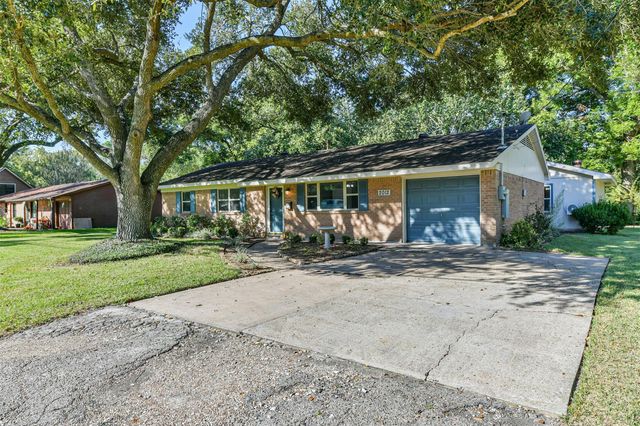 2012 N Galveston Avenue, Pearland, TX 77581