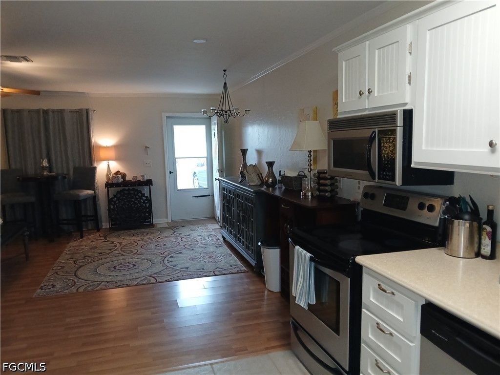 Image 4 of property listing at 4513 SW 8th CT 103, Cape Coral, FL 33914