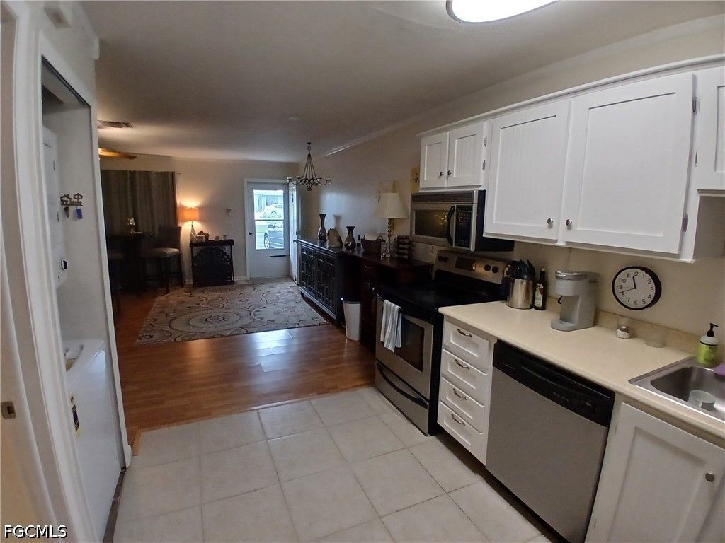 Image 5 of property listing at 4513 SW 8th CT 103, Cape Coral, FL 33914