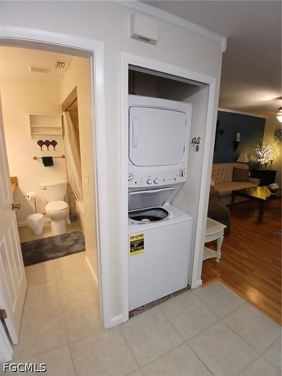 Image 6 of property listing at 4513 SW 8th CT 103, Cape Coral, FL 33914