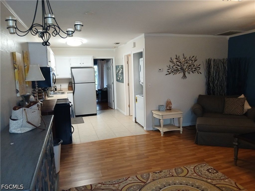 Image 8 of property listing at 4513 SW 8th CT 103, Cape Coral, FL 33914