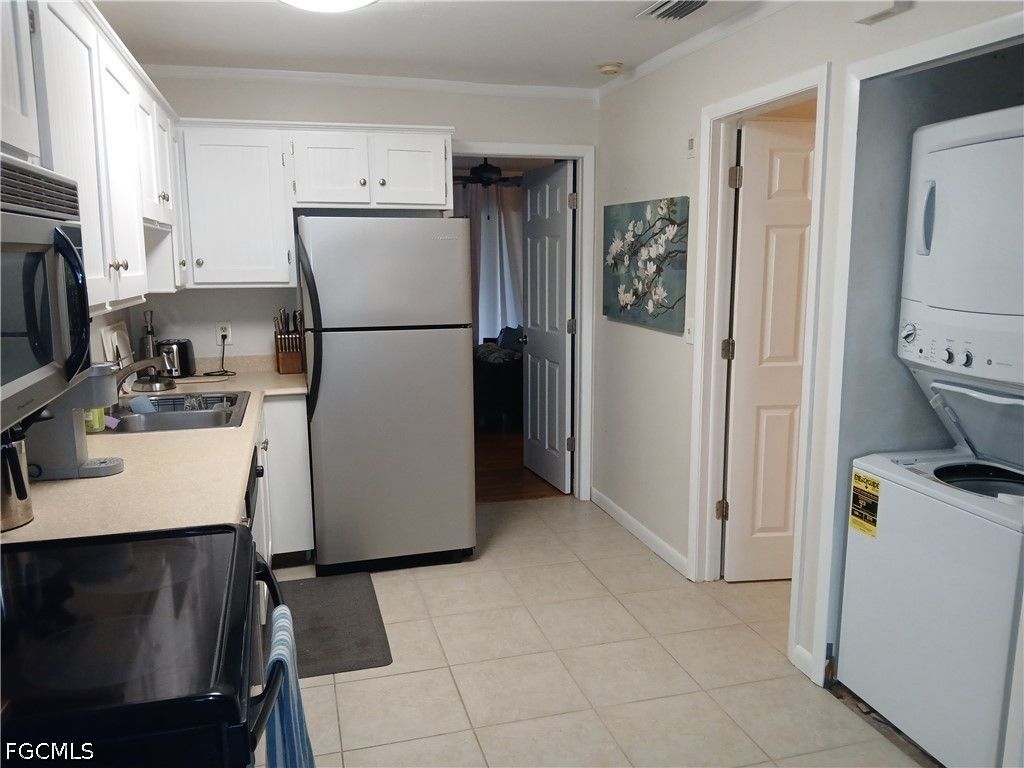 Image 9 of property listing at 4513 SW 8th CT 103, Cape Coral, FL 33914