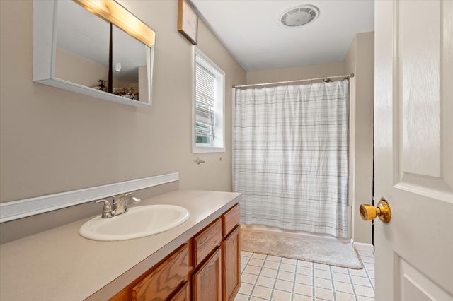 12 Pearl St, Auburn, MA 01501