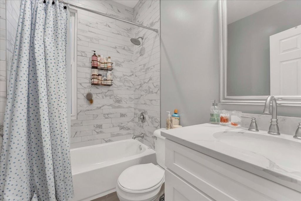 Image 16 of property listing at 1821 N Tripp Avenue, Chicago, IL 60639