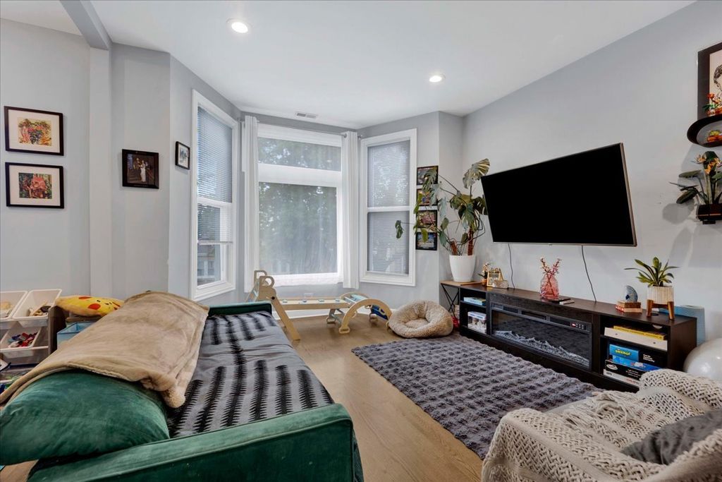 Image 19 of property listing at 1821 N Tripp Avenue, Chicago, IL 60639