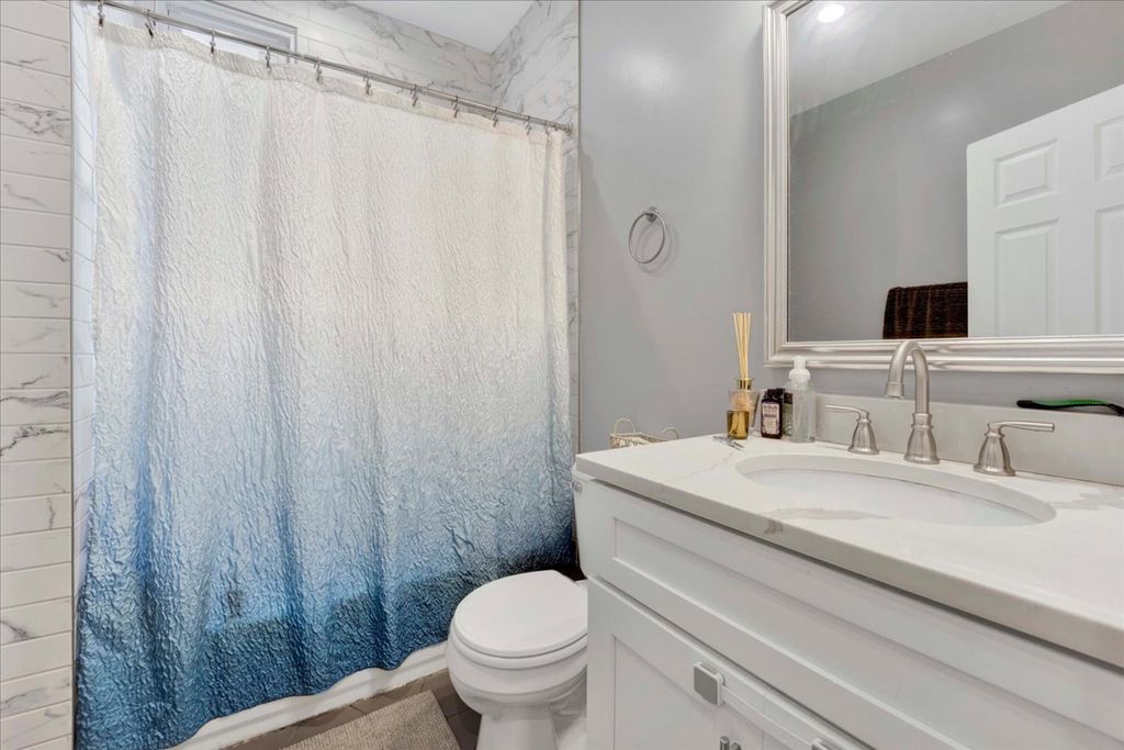 Image 28 of property listing at 1821 N Tripp Avenue, Chicago, IL 60639