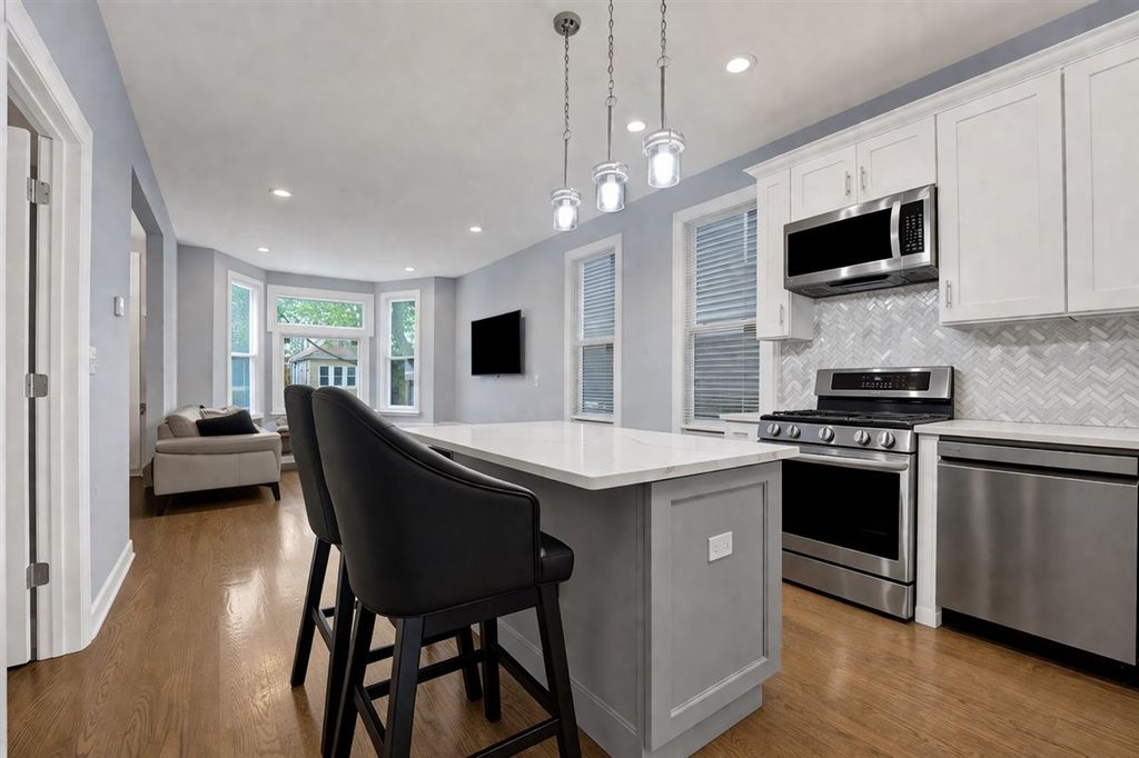 Image 4 of property listing at 1821 N Tripp Avenue, Chicago, IL 60639