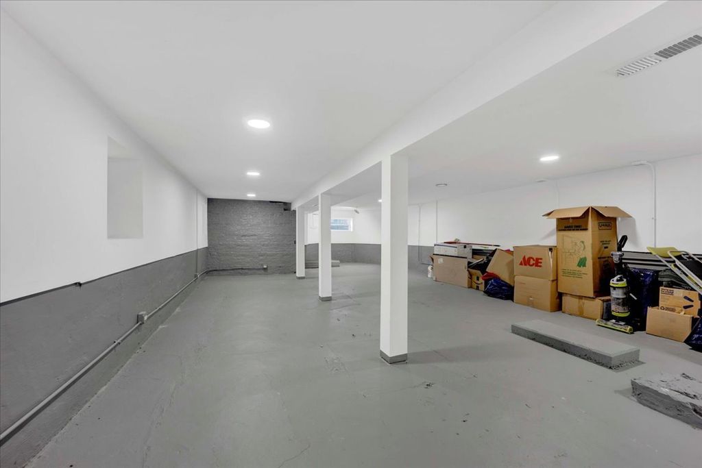 Image 35 of property listing at 1821 N Tripp Avenue, Chicago, IL 60639