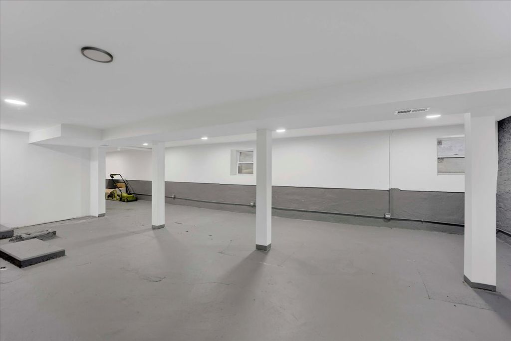 Image 37 of property listing at 1821 N Tripp Avenue, Chicago, IL 60639