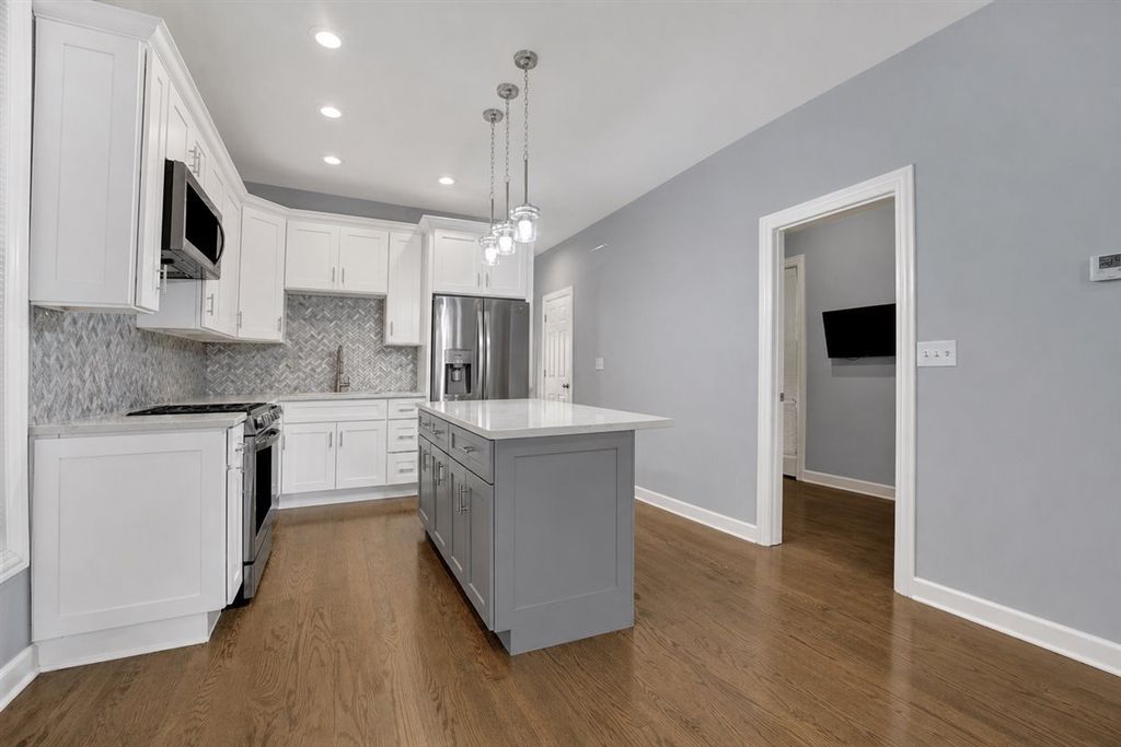 Image 6 of property listing at 1821 N Tripp Avenue, Chicago, IL 60639