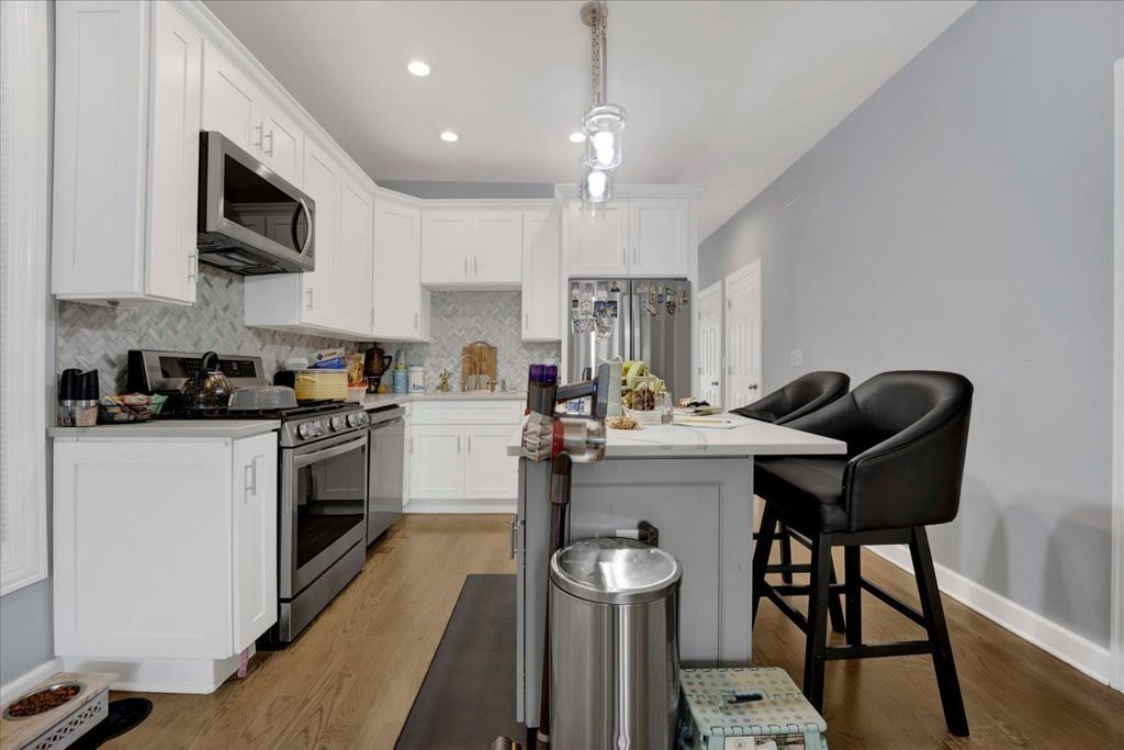 Image 7 of property listing at 1821 N Tripp Avenue, Chicago, IL 60639