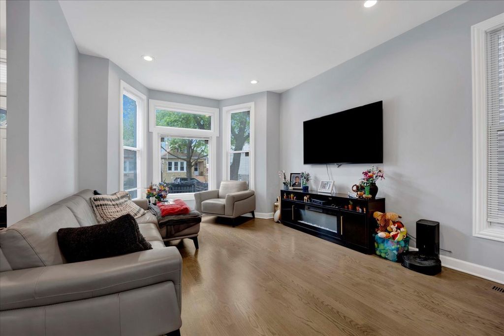 Image 8 of property listing at 1821 N Tripp Avenue, Chicago, IL 60639