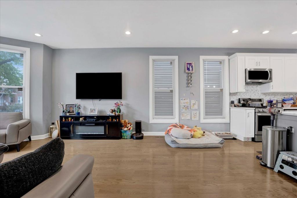 Image 10 of property listing at 1821 N Tripp Avenue, Chicago, IL 60639