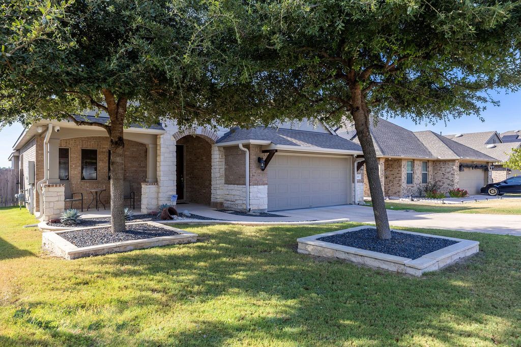 321 Lightcliff ST, Hutto, TX 78634