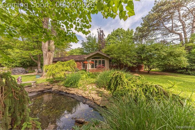 3887 Stonecrest Road, West Bloomfield, MI 48322
