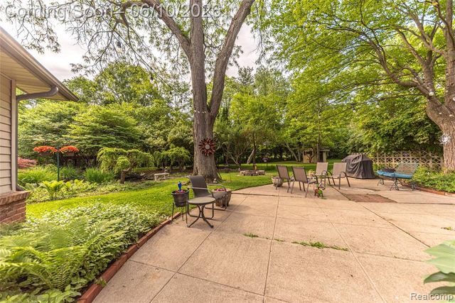 3887 Stonecrest Road, West Bloomfield, MI 48322