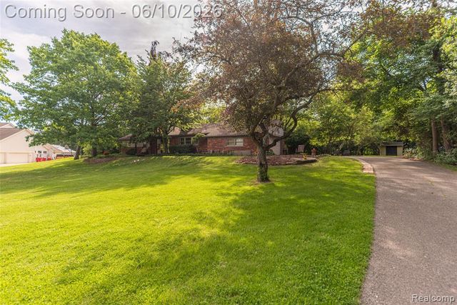 3887 Stonecrest Road, West Bloomfield, MI 48322