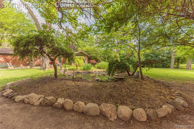 3887 Stonecrest Road, West Bloomfield, MI 48322