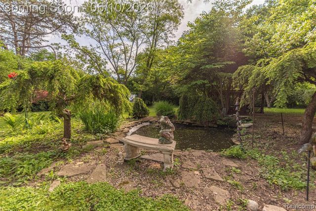 3887 Stonecrest Road, West Bloomfield, MI 48322
