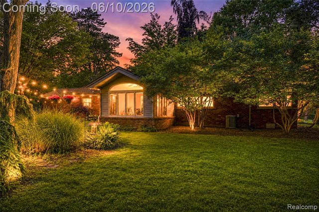 3887 Stonecrest Road, West Bloomfield, MI 48322