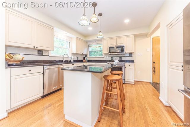 3887 Stonecrest Road, West Bloomfield, MI 48322